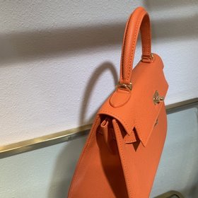 Hermès Сумка Kelly из телячьей кожи с зернистой текстурой. Сумка 