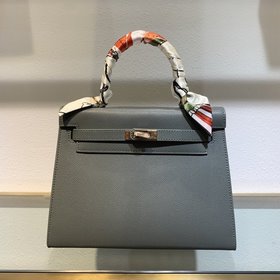 Hermès Сумка Kelly из телячьей кожи с зернистой текстурой. Сумка 