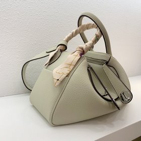 Hermès Lindy — это сдержанная, но не лишенная индивидуальности с