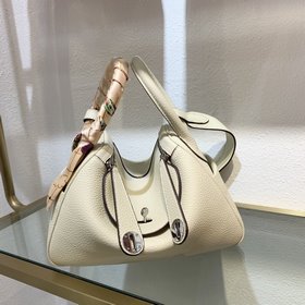 Hermès Lindy — это сдержанная, но не лишенная индивидуальности с