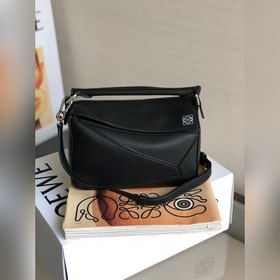 Черная сумка Loewe с тонким плечевым ремнем, без ножек и швов, с