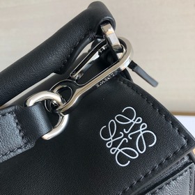 Черная сумка Loewe с тонким плечевым ремнем, без ножек и швов, с 