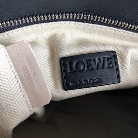 Черная сумка Loewe с тонким плечевым ремнем, без ножек и швов, с 