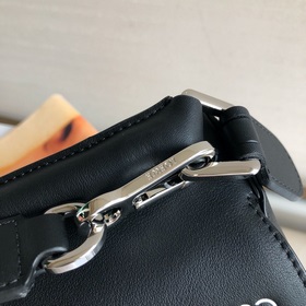 Черная сумка Loewe с тонким плечевым ремнем, без ножек и швов, с 
