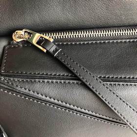 Черная сумка Loewe с тонким плечевым ремнем, без ножек и швов, с 