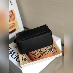 Черная сумка Loewe с тонким плечевым ремнем, без ножек и швов, с 