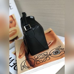 Черная сумка Loewe с тонким плечевым ремнем, без ножек и швов, с 