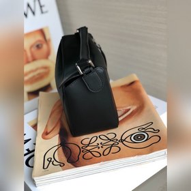 Черная сумка Loewe с тонким плечевым ремнем, без ножек и швов, с 