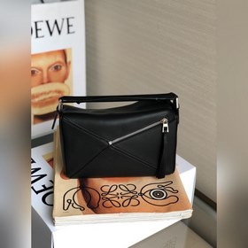 Черная сумка Loewe с тонким плечевым ремнем, без ножек и швов, с 