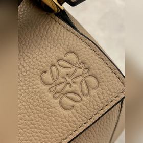 Сумка через плечо Loewe из импортной кожи теленка с перламутровым