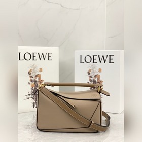 Сумка через плечо Loewe из импортной кожи теленка с перламутровым