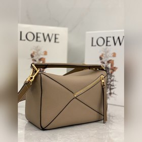 Сумка через плечо Loewe из импортной кожи теленка с перламутровым