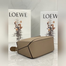 Сумка через плечо Loewe из импортной кожи теленка с перламутровым