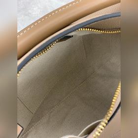 Сумка через плечо Loewe из импортной кожи теленка с перламутровым