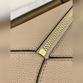 Сумка через плечо Loewe из импортной кожи теленка с перламутровым