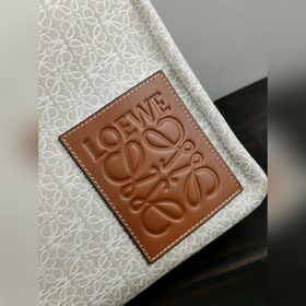 Loewe Маленькая сумка Anagram из жаккардового полотна и кожи быч