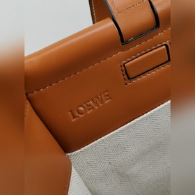 Loewe Маленькая сумка Anagram из жаккардового полотна и кожи быч