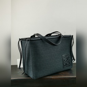 Loewe Большая сумка Anagram из жаккардового полотна и кожи бычка