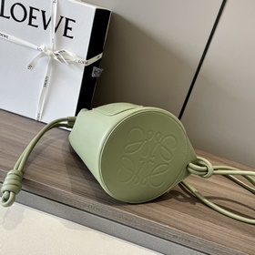 Loewe Маленькая сумка из кожи наппа Сумка — это вместительная и 
