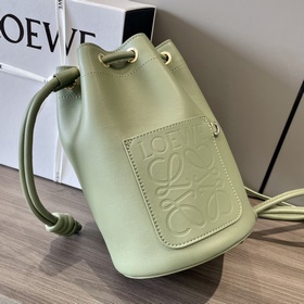 Loewe Маленькая сумка из кожи наппа Сумка — это вместительная и 