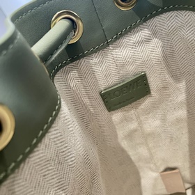 Loewe Маленькая сумка из кожи наппа Сумка — это вместительная и 