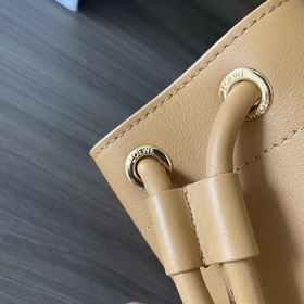 Loewe Маленькая сумка-мешок из кожи наппа Сумка — это вместител