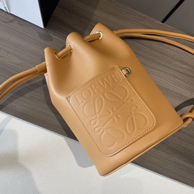 Loewe Маленькая сумка-мешок из кожи наппа Сумка — это вместител
