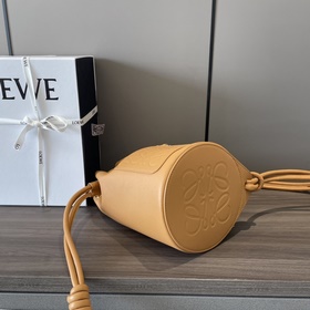 Loewe Маленькая сумка-мешок из кожи наппа Сумка — это вместител