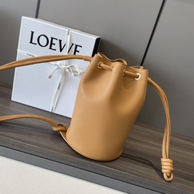 Loewe Маленькая сумка-мешок из кожи наппа Сумка — это вместител