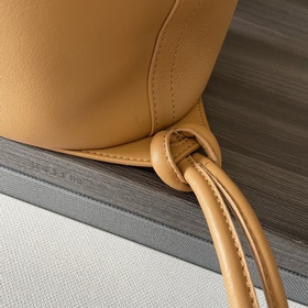 Loewe Маленькая сумка-мешок из кожи наппа Сумка — это вместител