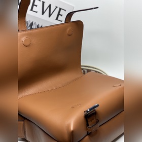 Loewe A74 коричневый Маленькая сумка в стиле военного почтальона
