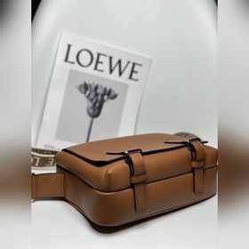 Loewe A74 коричневый Маленькая сумка в стиле военного почтальона 