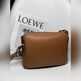 Loewe A74 коричневый Маленькая сумка в стиле военного почтальона 