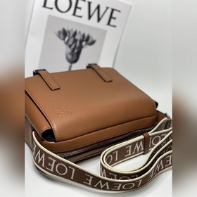 Loewe A74 коричневый Маленькая сумка в стиле военного почтальона 