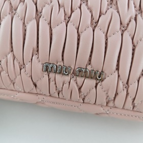 Miumiu &nbsp;сумка через плечо Светло-розовый Артикул： 5BH01