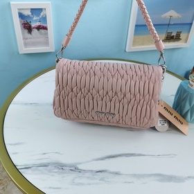 Miumiu &nbsp;сумка через плечо Светло-розовый Артикул： 5BH01