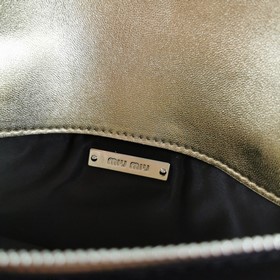 Miumiu &nbsp;сумка через плечо Светло-золотистый Артикул： 5B