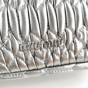 Miumiu &nbsp;сумка через плечо Серебристо-серый Артикул： 5BH