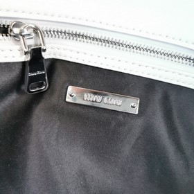 Miumiu Новая модель сумочки с цепочкой из бриллиантов, такая же, 