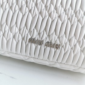 Miumiu Новая модель сумочки с цепочкой из бриллиантов, такая же, 