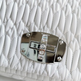 Miumiu Новая модель сумочки с цепочкой из бриллиантов, такая же, 