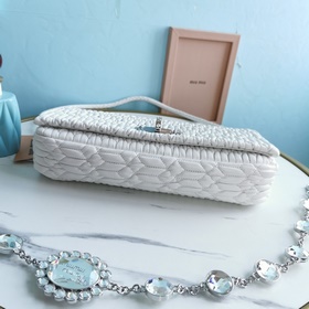 Miumiu Новая модель сумочки с цепочкой из бриллиантов, такая же, 