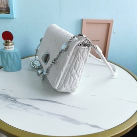 Miumiu Новая модель сумочки с цепочкой из бриллиантов, такая же, 