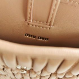 Miumiu сумка с цепочкой Номер модели в телесном цвете： 5ZH079, 