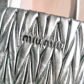 Miumiu &nbsp;Новейшая сумка-тоут, модель： 5BA220. Классически