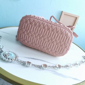 Miumiu 9K стеклянный кристалл с цепочкой, светло-розовый, артикул
