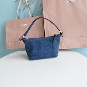 Miumiu Новая сумка под мышку, ограниченная серия в сотрудничестве