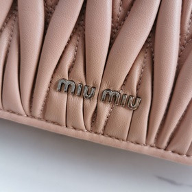 Miumiu &nbsp; Сумка с цепочкой Модель： 5BD015 Последний сезон