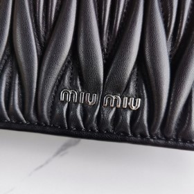 Miumiu &nbsp; Сумка с цепочкой Черный Артикул： 5BD084 Высокок