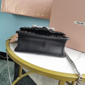 Miumiu &nbsp; Сумка с цепочкой Черный Артикул： 5BD084 Высокок